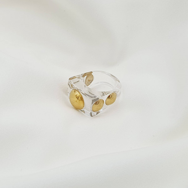 Photo produit à plat d'une Bague « Maeva » résine transparente boule acier doré