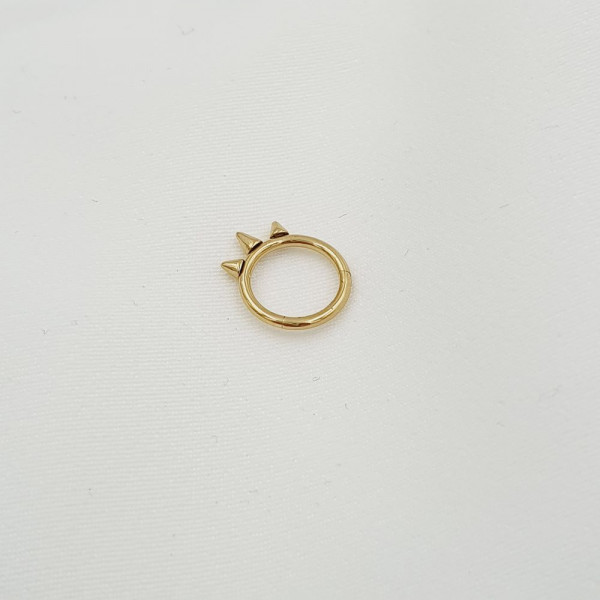photo à plat d’un bijou Piercing «Maxima» hélix anneau punk acier doré inox