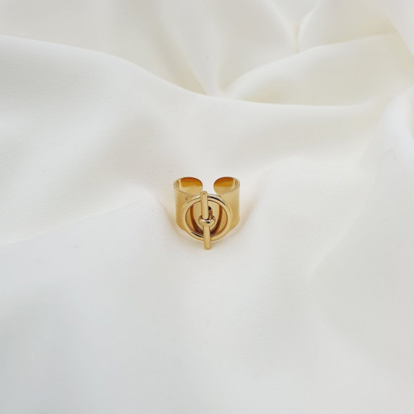 photo à plat d’un bijou Bague «Maxima» ajustable anneau goupille acier doré inox